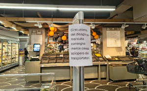 La protesta non può svuotare i supermercati: tra blocchi logistici e psicosi della spesa
