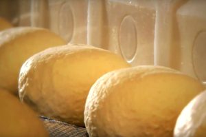 La chimica dietro il profumo: cosa succede davvero quando rigeneriamo il pane in store?